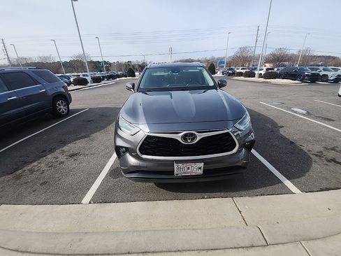 Used 2021 Toyota Highlander XLE image 2