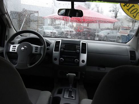 Used 2014 Nissan Frontier SV image 15