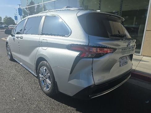Used 2024 Toyota Sienna Platinum AWD/4WD image 18