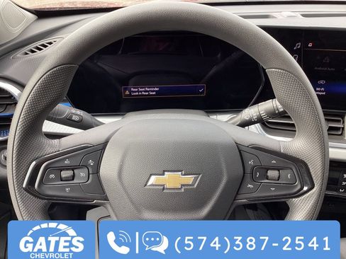 Used 2025 Chevrolet Trax LT FWD image 28
