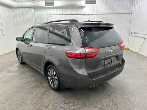 Used 2020 Toyota Sienna XLE w/ Carpet Mat Package AWD/4WD image 19