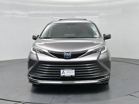 Used 2021 Toyota Sienna Limited FWD image 27