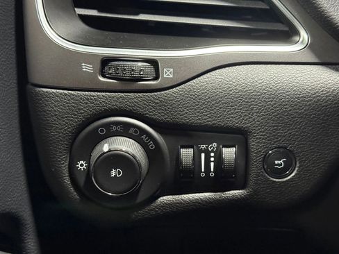 Used 2019 Jeep Cherokee Latitude Plus w/ Comfort/Convenience Group image 30