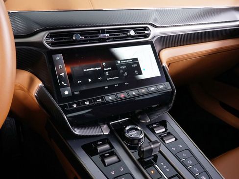 Used 2025 Aston Martin Vanquish image 12