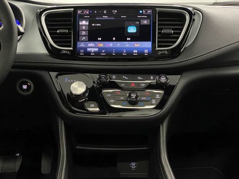 New 2026 Chrysler Pacifica Limited w/ S Appearance Package AWD/4WD image 9