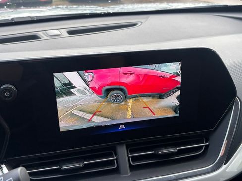 Used 2025 Chevrolet Trax LT FWD image 22