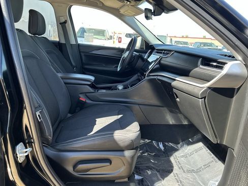 Used 2023 Jeep Grand Cherokee Laredo AWD/4WD image 26