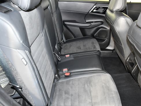 Used 2024 Mitsubishi Outlander AWD image 44