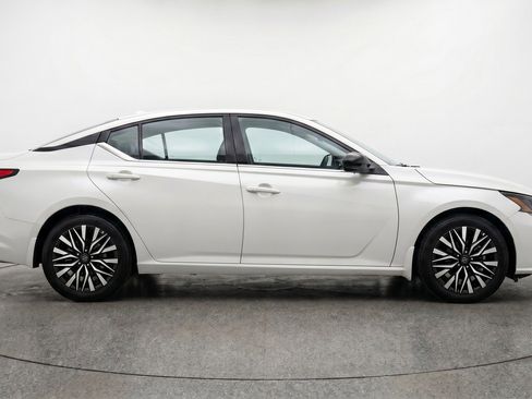 Used 2025 Nissan Altima 2.5 SV FWD image 11