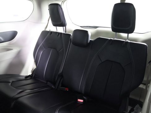 Used 2024 Chrysler Pacifica Touring-L image 30