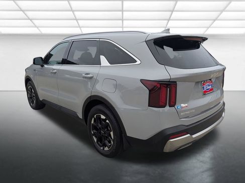 Used 2025 Kia Sorento S FWD image 2