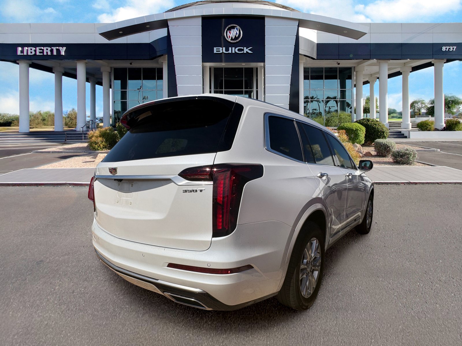 Used 2024 Cadillac XT6 Luxury FWD image 2