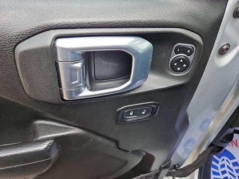 Used 2022 Jeep Gladiator Mojave AWD/4WD image 12