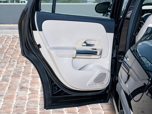 Used 2021 Mercedes-Benz GLA 250 w/ Premium Package image 16