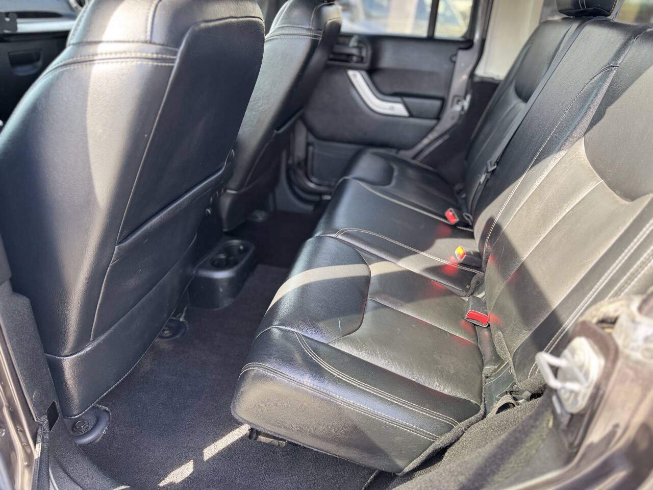 Used 2016 Jeep Wrangler Unlimited Rubicon AWD/4WD image 16
