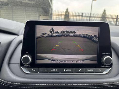 Used 2025 Nissan Rogue SV FWD image 24