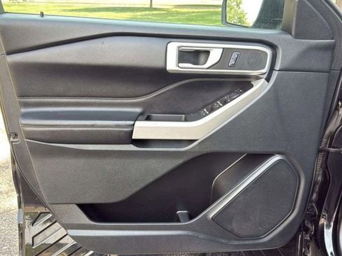 Used 2021 Ford Explorer XLT image 17