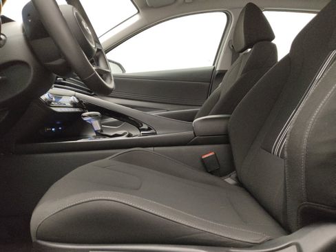 Used 2025 Hyundai Elantra SEL FWD image 17
