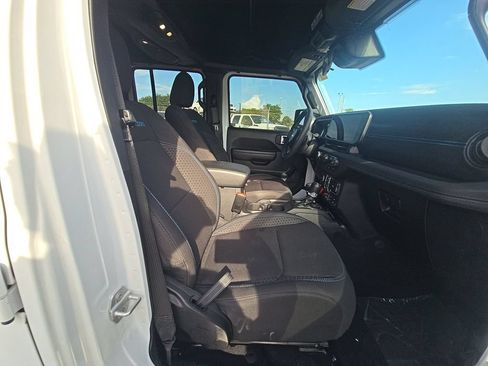 Used 2024 Jeep Wrangler Unlimited Rubicon 4xe AWD/4WD image 15