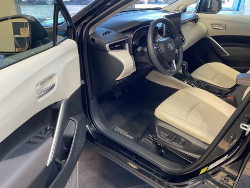 Used 2024 Toyota Corolla Cross XLE image 10