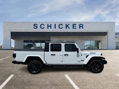 Used 2024 Jeep Gladiator Sport AWD/4WD image 2