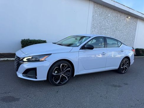 Used 2023 Nissan Altima 2.5 SR image 2