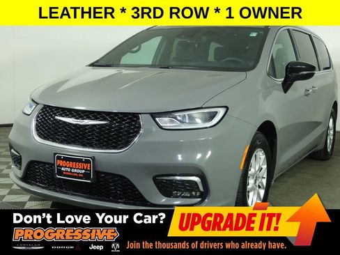 Used 2025 Chrysler Pacifica Select image 1