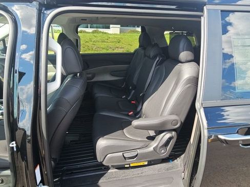 New 2026 Kia Carnival EX FWD image 6
