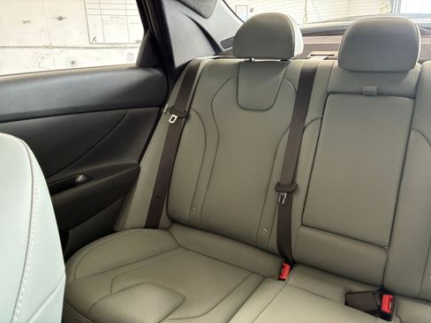 Used 2025 Hyundai Elantra Limited image 41