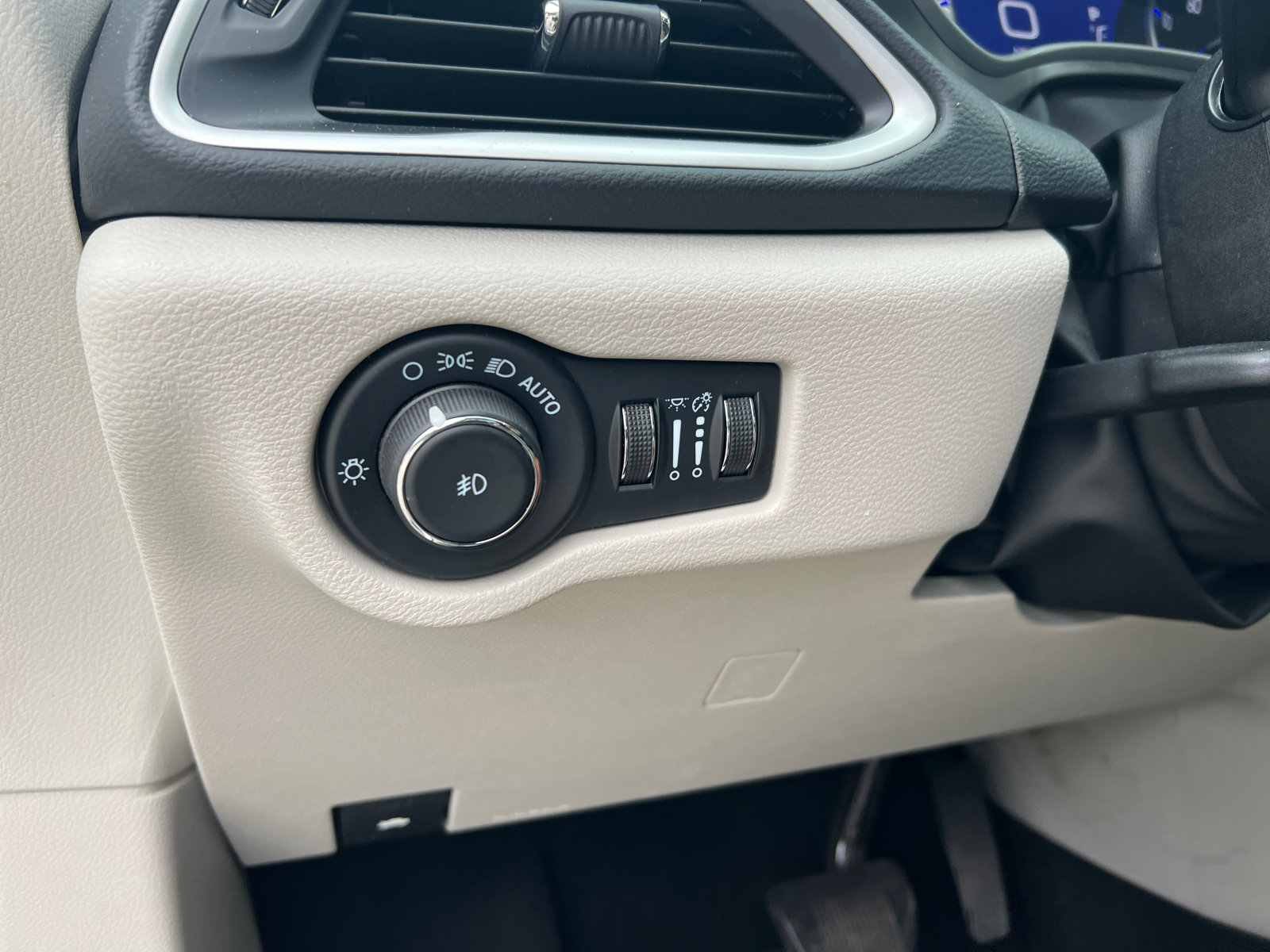 Used 2024 Chrysler Pacifica Touring-L FWD image 34
