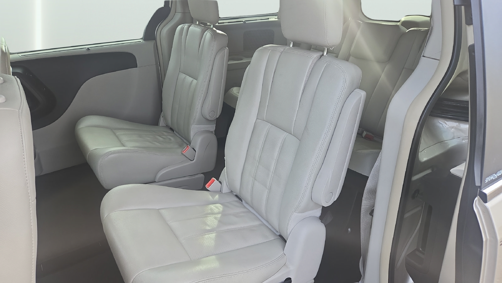 Used 2012 Chrysler Town & Country Touring-L w/ Entertainment Group #2 FWD image 26