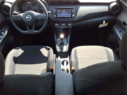 Used 2025 Nissan Kicks Play S image 11