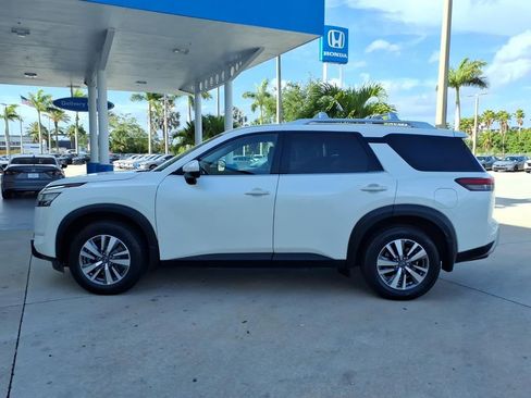 Used 2023 Nissan Pathfinder SL FWD image 4