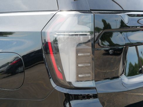 Used 2025 Chevrolet Tahoe Premier AWD/4WD image 17