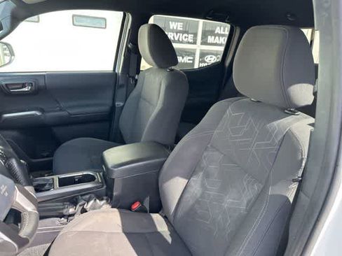 Used 2017 Toyota Tacoma TRD Sport w/ Tow Package (A/T) image 3