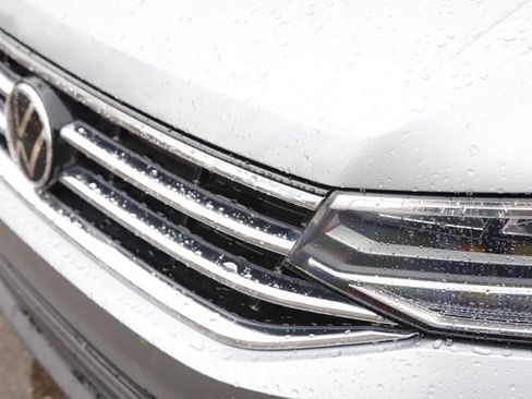 Used 2022 Volkswagen Tiguan SE w/ Panoramic Sunroof Package image 8