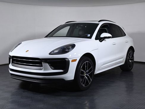 Certified 2022 Porsche Macan AWD/4WD image 1