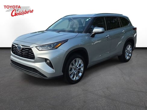 Used 2021 Toyota Highlander Limited FWD image 1