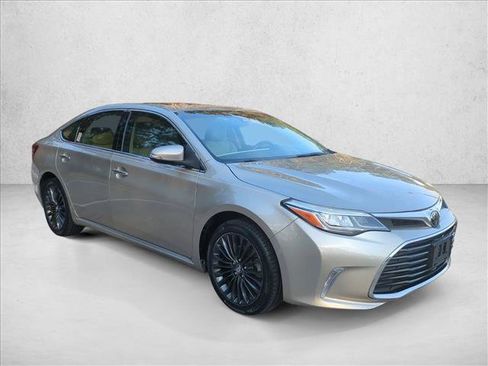 Used 2018 Toyota Avalon Touring image 3