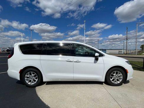 Used 2023 Chrysler Pacifica Touring-L FWD image 9