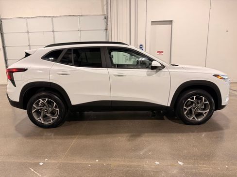 Used 2025 Chevrolet Trax LT FWD image 4