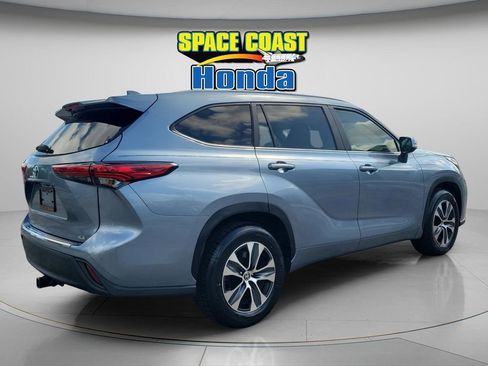 Used 2023 Toyota Highlander XLE image 3
