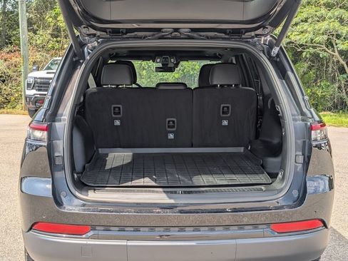 Used 2025 Jeep Grand Cherokee Altitude RWD image 9