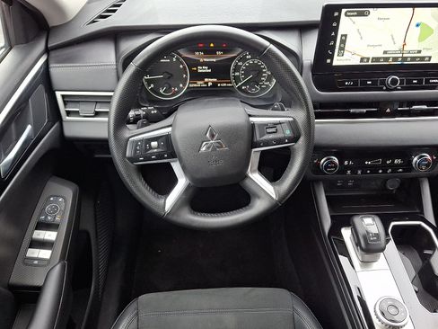 Used 2025 Mitsubishi Outlander SE FWD image 11