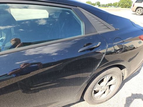 Used 2021 Hyundai Elantra SE FWD image 12
