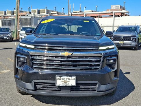 Used 2025 Chevrolet Traverse LT w/ Sun and Wheel Package FWD image 2