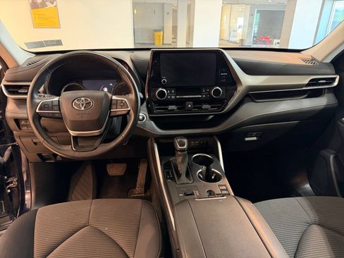 Used 2025 Toyota Highlander LE FWD image 30