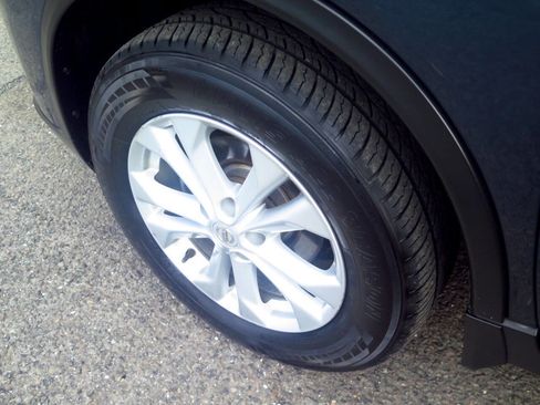 Used 2016 Nissan Rogue SV w/ SV Premium Package image 2