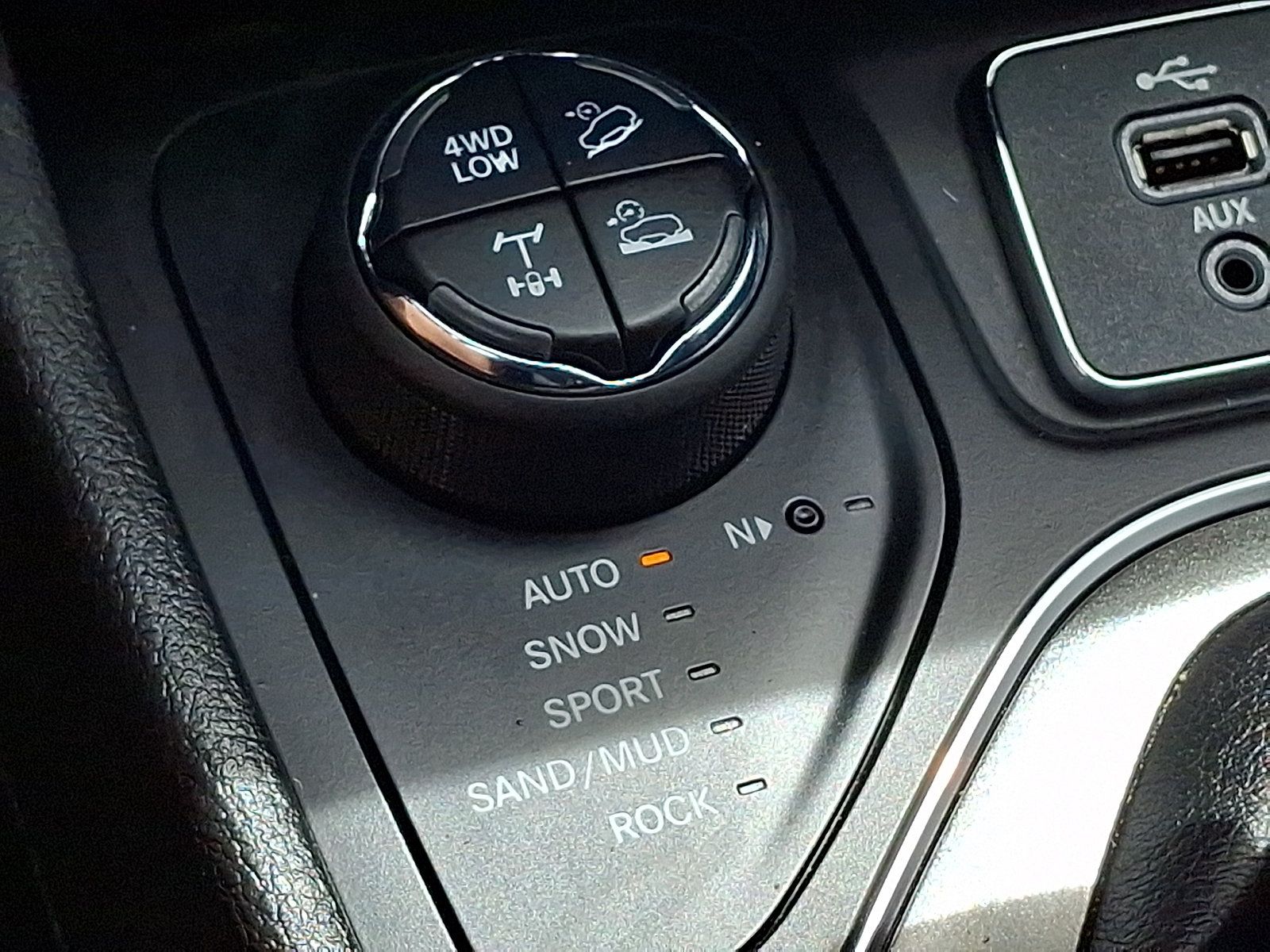 Used 2019 Jeep Cherokee Trailhawk AWD/4WD image 22