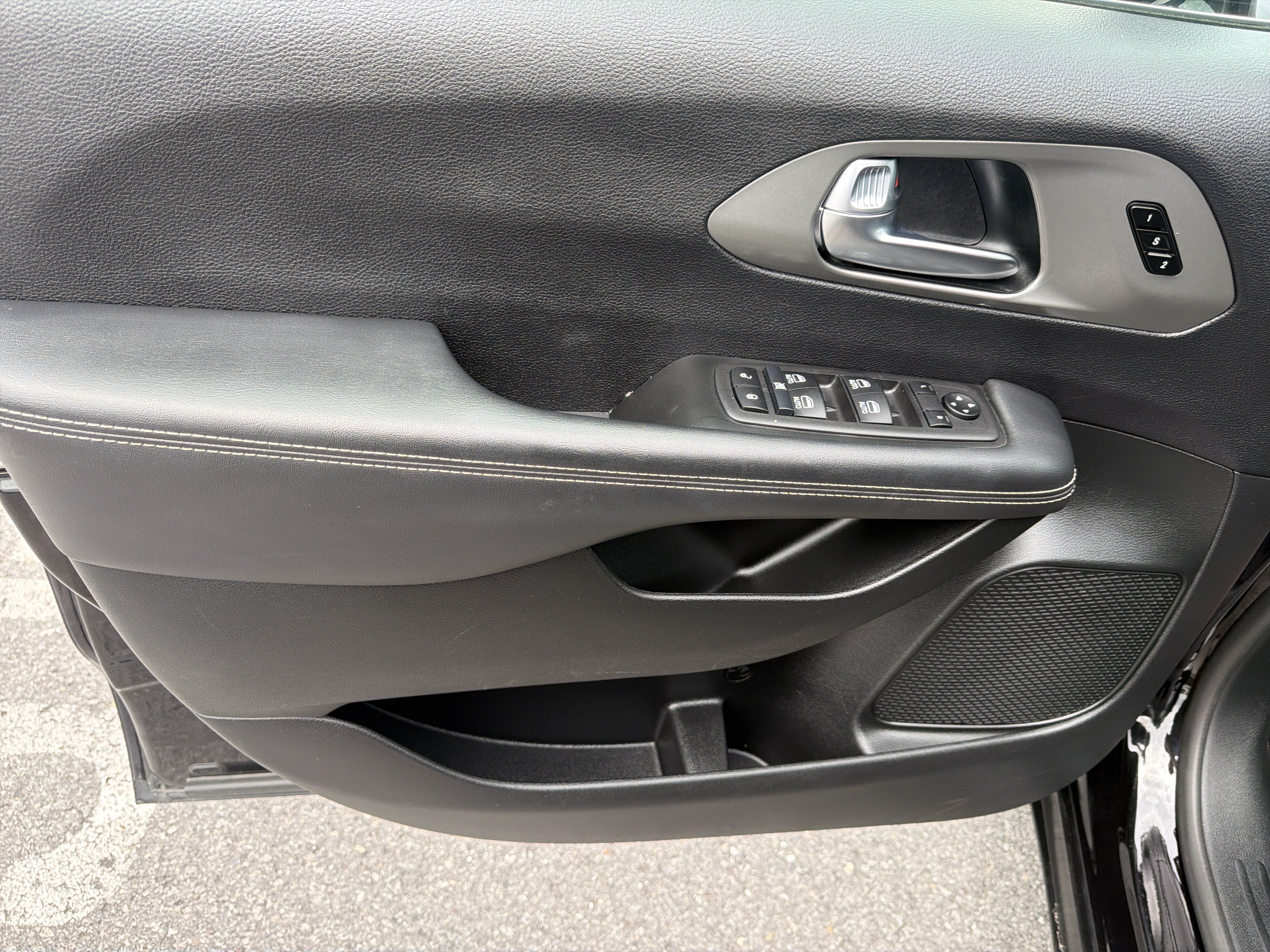Used 2025 Chrysler Pacifica Select FWD image 16